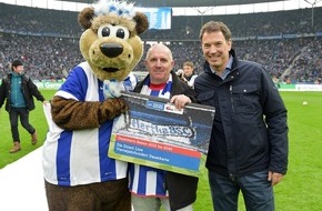 Verti Versicherung AG: Für die nächsten 25 Jahre dabei: Direct Line vergibt die erste von drei Vierteljahrhundert-Dauerkarten für Hertha-Fans (FOTO)