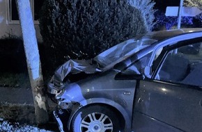 Polizei Bielefeld: POL-BI: Fahrt endet vor Baum