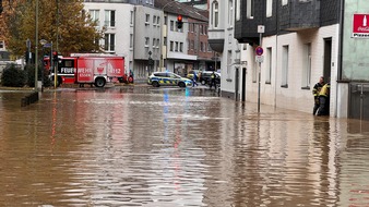 Feuerwehr Essen: FW-E: Rohrbruch einer Hauptwasserleitung - Straße überflutet