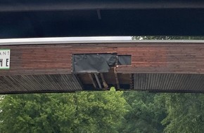 Polizeiinspektion Heidekreis: POL-HK: Walsrode: Brücke des Vogelpark Walsrode beschädigt; Bad Fallingbostel: Senioren bedroht; Böhme: Einbruchversuch