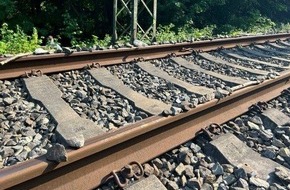 Bundespolizeidirektion Sankt Augustin: BPOL NRW: Unbekannte legen Steine auf Schienen und Weiche - ICE kann rechtzeitig bremsen - Bundespolizei sucht nach Zeugen