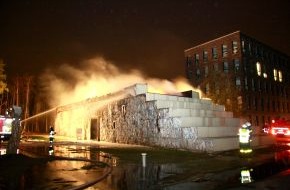 Feuerwehr Essen: FW-E: Feuer auf Zeche Zollverein, "Haus auf Zeit" ein Raub der Flammen