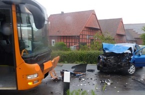 Polizei Minden-Lübbecke: POL-MI: Zusammenstoß von Linien-Bus und PKW