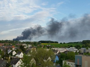 FW-Erkrath: Vollbrand eines Gebäudes mit massiver Rauchentwicklung