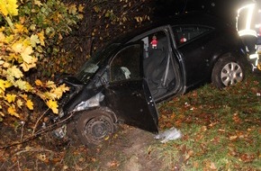 Polizei Minden-Lübbecke: POL-MI: Fahrzeugführerin wird bei Alleinunfall schwer verletzt