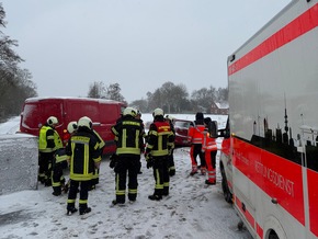 FW-AUR: Umgestürzter Anhänger versperrt Fahrbahn