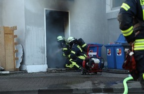 Kreisfeuerwehrverband Lüchow-Dannenberg e.V.: FW Lüchow-Dannenberg: Feuer in Mehrfamilienhaus - mehr als ein Dutzend Bewohner bleiben unverletzt