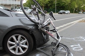 Polizei Bochum: POL-BO: Bochum / Autofahrerin übersieht Radfahrer - Krankenhaus!