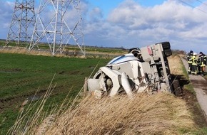 Polizeiinspektion Wilhelmshaven/Friesland: POL-WHV: Unfall mit Betonmischer - 27-Jähriger Fahrzeugführer leicht verletzt- Bergungsarbeiten dauern an (mit Foto)