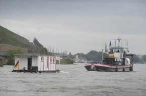 Polizeipräsidium Einsatz, Logistik und Technik: PP-ELT: Ein Hausboot fährt sich auf einem Längswerk im Rhein fest