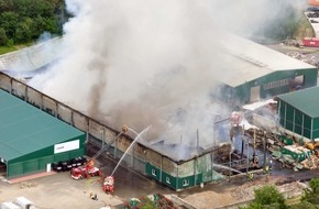 Polizeiinspektion Nienburg / Schaumburg: POL-NI: Großbrand im Entsorgungszentrum  -Bild im Download-