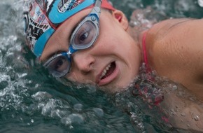 NP-Invest GmbH: Marburgerin schwimmt weiter auf der Erfolgswelle: Nathalie Pohl durchquert mit deutschem Rekord den Ärmelkanal (FOTO)