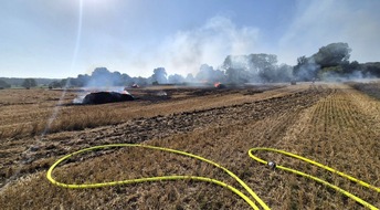 Freiwillige Feuerwehr der Gemeinde Sonsbeck: FW Sonsbeck: Brennende Strohpresse auf einem Feld in Labbeck