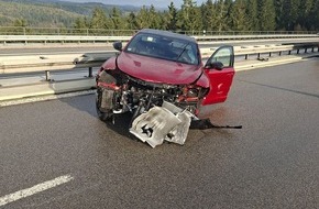 Autobahnpolizeiinspektion: API-TH: Pkw ger&auml;t auf Grund von Aquaplaning ins Schleudern und kollidert mit rechter Schutz- sowie Mittelleitplanke.