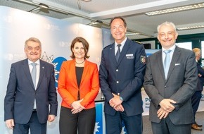 Polizei Hagen: POL-HA: Amtseinführung von Polizeipräsidentin Ursula Tomahogh - Innenminister Herbert Reul übergibt Ernennungsurkunde im Hagener Polizeipräsidium