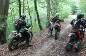 Polizeidirektion Koblenz: POL-PDKO: Motocross Fahrer schlägt Spaziergänger