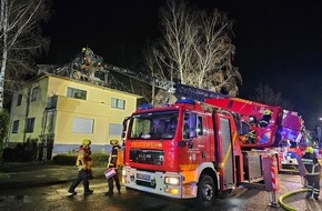 Freiwillige Feuerwehr Sankt Augustin: FW Sankt Augustin: Ehrenamtliche löschen großen Dachstuhlbrand
