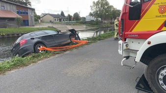 Feuerwehr Kleve: FW-KLE: Verkehrsunfall auf der Johanna-Sebus-Straße - Auto von Böschung geborgen