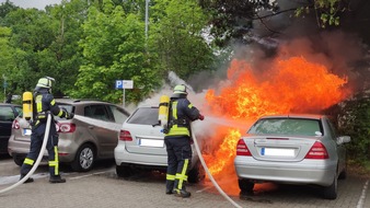 Freiwillige Feuerwehr Celle: FW Celle: PKW-Brand in der 77er Straße