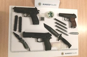 Bundespolizeidirektion Sankt Augustin: BPOL NRW: Bundespolizei findet kleines "Waffenarsenal" und Amphetamin im Rucksack eines nächtlichen Spaziergängers
