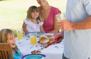 DVAG Deutsche Vermögensberatung AG: Tag der Familie: Grillfeste sicher feiern / DVAG nennt passende Versicherung und gibt Vorbeugetipps (mit Bild)