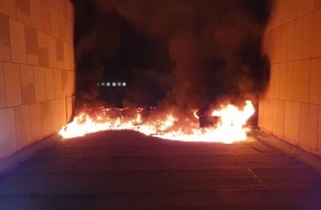 Feuerwehr Stuttgart: FW Stuttgart: Brand auf einem Flachdach eines Firmengeländes