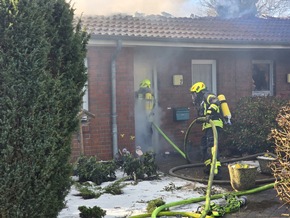 FW-RD: Feuer zerstört Seniorenwohnungen in Felde Felde - (Kreis Rendsburg-Eckernförde), 18.02.2025, 12:05 Uhr Feuer in einer Seniorenwohnanlage in Felde - Wohnungen sind unbewohnbar.