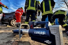 Feuerwehr Neuss: FW-NE: Verkehrsunfall mit eingeklemmter Person | Kollision zwischen LKW und PKW