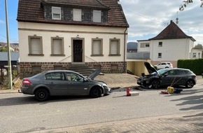 Polizeidirektion Kaiserslautern: POL-PDKL: Drei Leichtverletze bei Frontalzusammenstoß