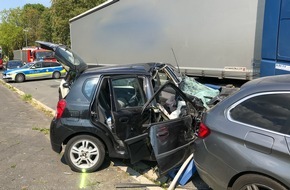 Feuerwehr Bochum: FW-BO: Schwerer Verkehrsunfall zwischen LKW und Kleinwagen