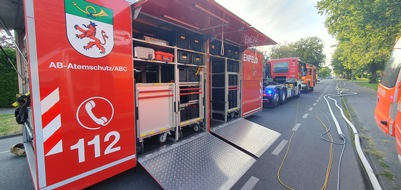 Feuerwehr Langenfeld: FW-Langenfeld: Dachstuhlbrand eines Einfamilienhauses - Feuerwehr verhindert Ausbreitung auf Nachbargeb&auml;ude