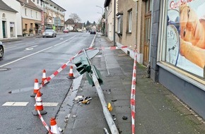 Polizei Mettmann: POL-ME: Ampelmast umgefahren: Hoher Sachschaden nach Alleinunfall - Langenfeld - 2101101