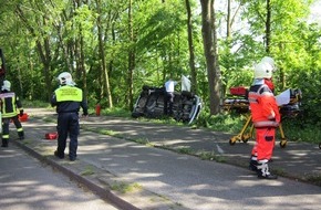 Feuerwehr Gelsenkirchen: FW-GE: Verkehrsunfall mit zwei eingeklemmten Personen