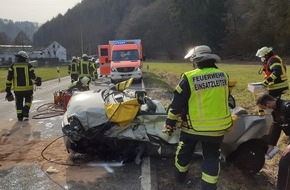 Freiwillige Feuerwehr Schalksmühle: FW Schalksmühle: Verkehrsunfall mit eingeklemmter Person