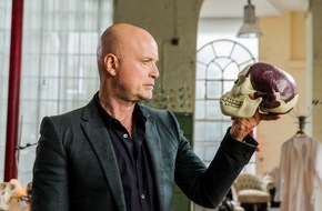 ZDF: Von Hochstaplern und Geschichtsfälschern / Neue Folgen der ZDF-Reihe "Terra X: F wie Fälschung" mit Christian Berkel (FOTO)