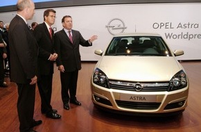 Opel Automobile GmbH: Besuch des Bundeskanzler Schroeder auf dem IAA-Opel-Stand
