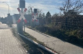 Polizeidirektion Bad Segeberg: POL-SE: Bad Segeberg - Fahrzeug besch&auml;digt Schrankenbaum von Bahn&uuml;bergang