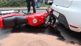 Kreispolizeibehörde Herford: POL-HF: Verkehrsunfall mit verletztem Motorradfahrer- Beteiligter übersieht Bremsvorgang
