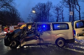 Polizeidirektion Trier: POL-PDTR: Verkehrsunfall zwischen Sattelschlepper und Kleinbus in Morbach / L160