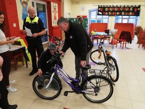 POL-STD: Unangekündigte Fahrradkontrolle an Buxtehuder Grundschule - fast 50 % der Räder mit Mängeln