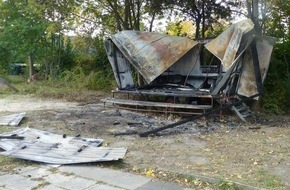 Polizei Minden-Lübbecke: POL-MI: Feuer eines ehemaligen Bauwagens - Zeugen gesucht