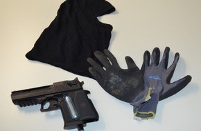 Polizeiinspektion Cuxhaven: POL-CUX: Festnahmen nach mehreren Raubüberfällen in Bremerhaven und Loxstedt - Polizei beschlagnahmt mutmaßliche Tatwaffe - Staatsanwaltschaft beantragt Haftbefehle (Bildmaterial vorhanden)
