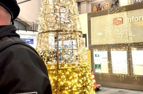 Bundespolizeiinspektion Bremen: BPOL-HB: Weihnachtsbaum und Bundespolizei waren für aggressiven Bremer nicht zu überwinden