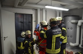 Feuerwehr Stuttgart: FW Stuttgart: Personenrettung: PKW in Aufzugsschacht abgestürzt