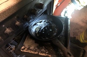 Feuerwehr Ratingen: FW Ratingen: Brennender Backofen in Küche eines Mehrfamilienhauses
