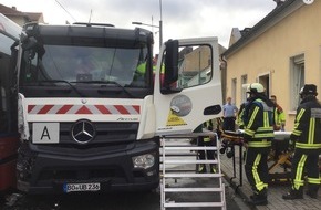 Feuerwehr Bochum: FW-BO: Unfall zwischen Straßenbahn und Entsorgungsfahrzeug