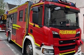 Feuerwehr Bremerhaven: FW Bremerhaven: Mehrere Anrufer melden Feuer in einem Mehrfamilienhaus - Treppenraum verraucht