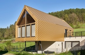 Deceuninck Germany GmbH: Aktuelle Kurzreportage von Deceuninck: Goldene Häuser im Adventure Camp Schnitzmühle