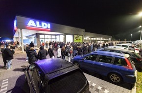 Unternehmensgruppe ALDI Nord: Knallerverkauf um Mitternacht: Großer Andrang bei ALDI Nord in Berlin