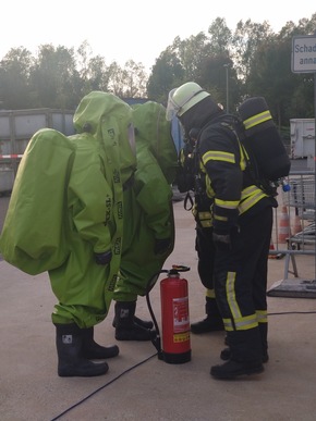 FW-AR: Übung am Wertstoffhof Obereimer: Feuerwehr trainiert den Ernstfall
